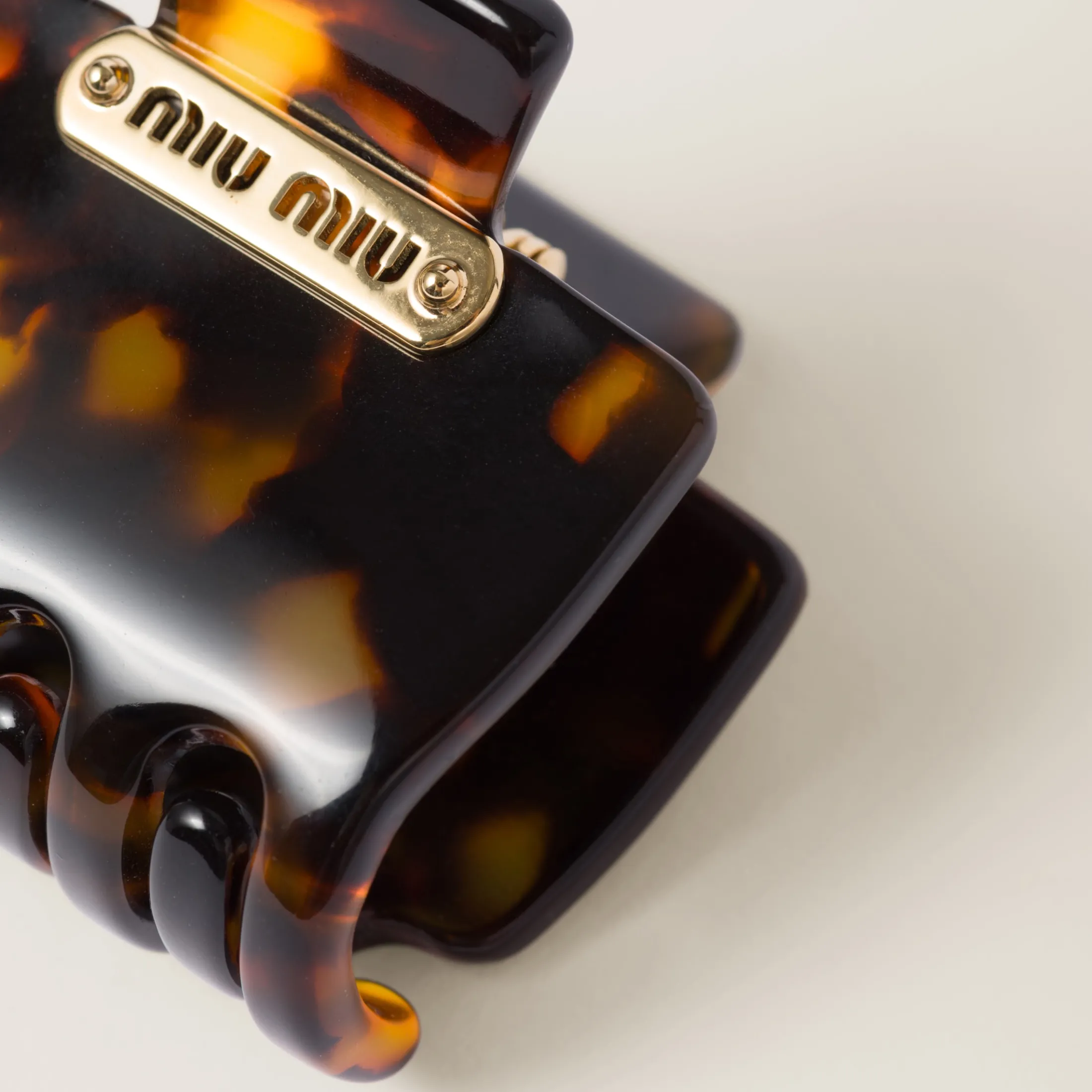 Dark Tortoiseshell Plexiglas Claw Clip | Miu Miu